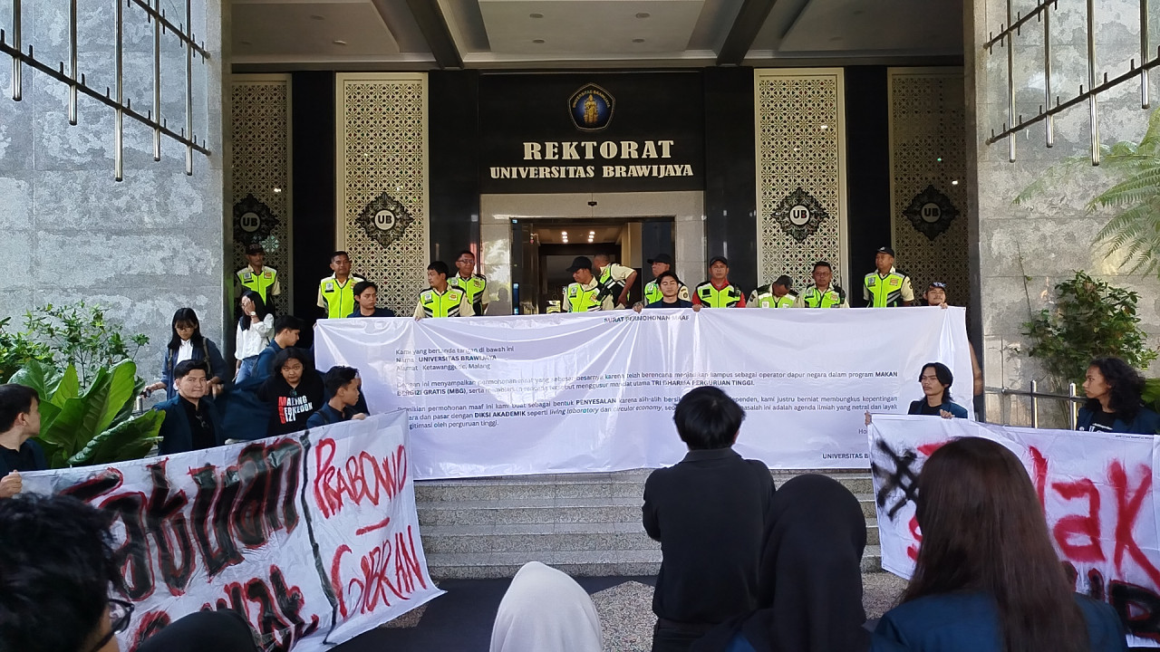 Aksi demonstrasi penolakan MBG dikelola oleh mahasiswa Universitas Brawijaya. (Foto: Aris/jatimnow.com)