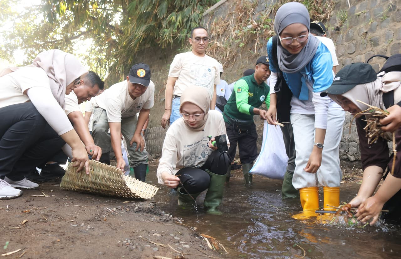 Wali Kota Kediri Vinanda Prameswati saat melakukan bersih-bersih Sungai Kedak. (Foto: Pemkot Kediri/jatimnow.com)