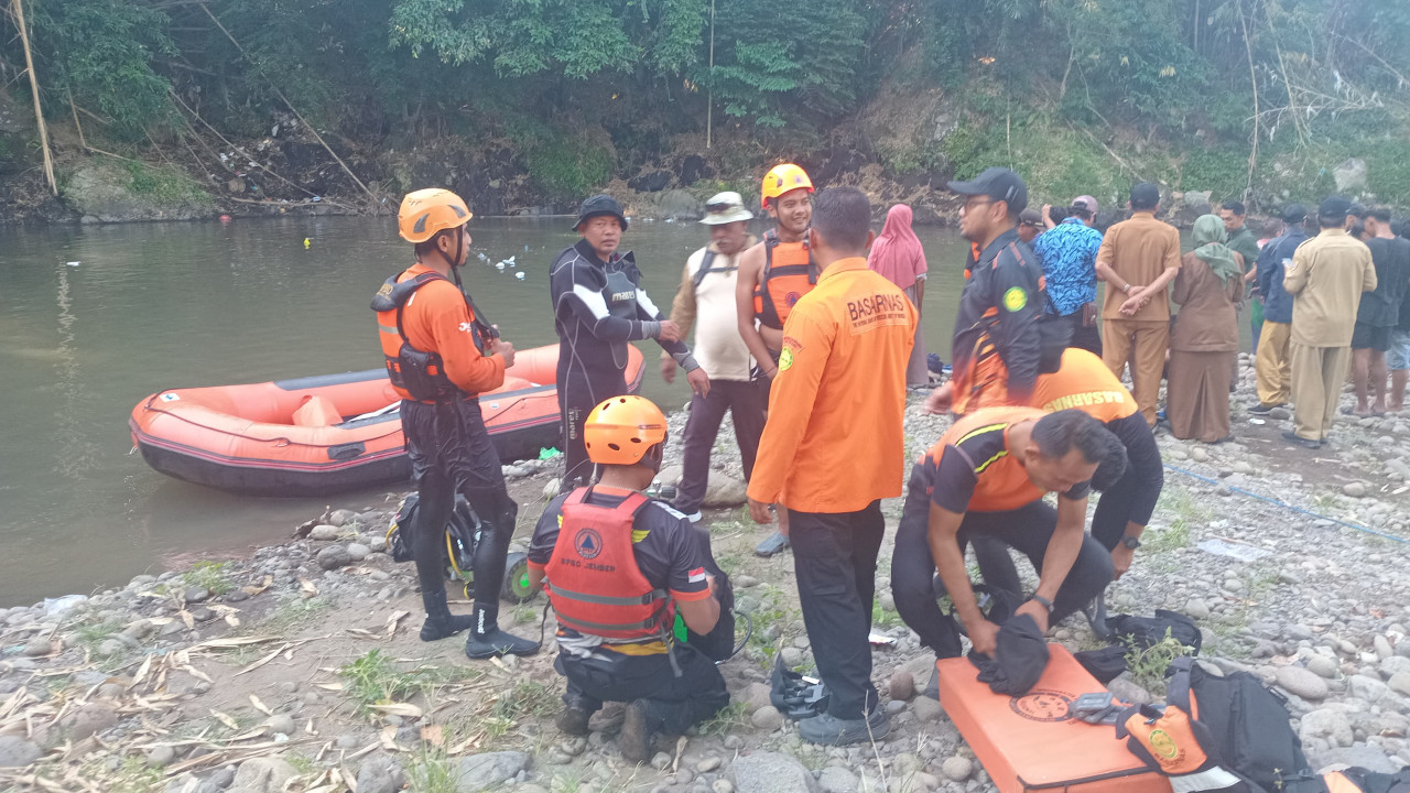 Tim SAR gabungan melakukan pencarian. (Foto: Humas SAR/jatimnow.com)