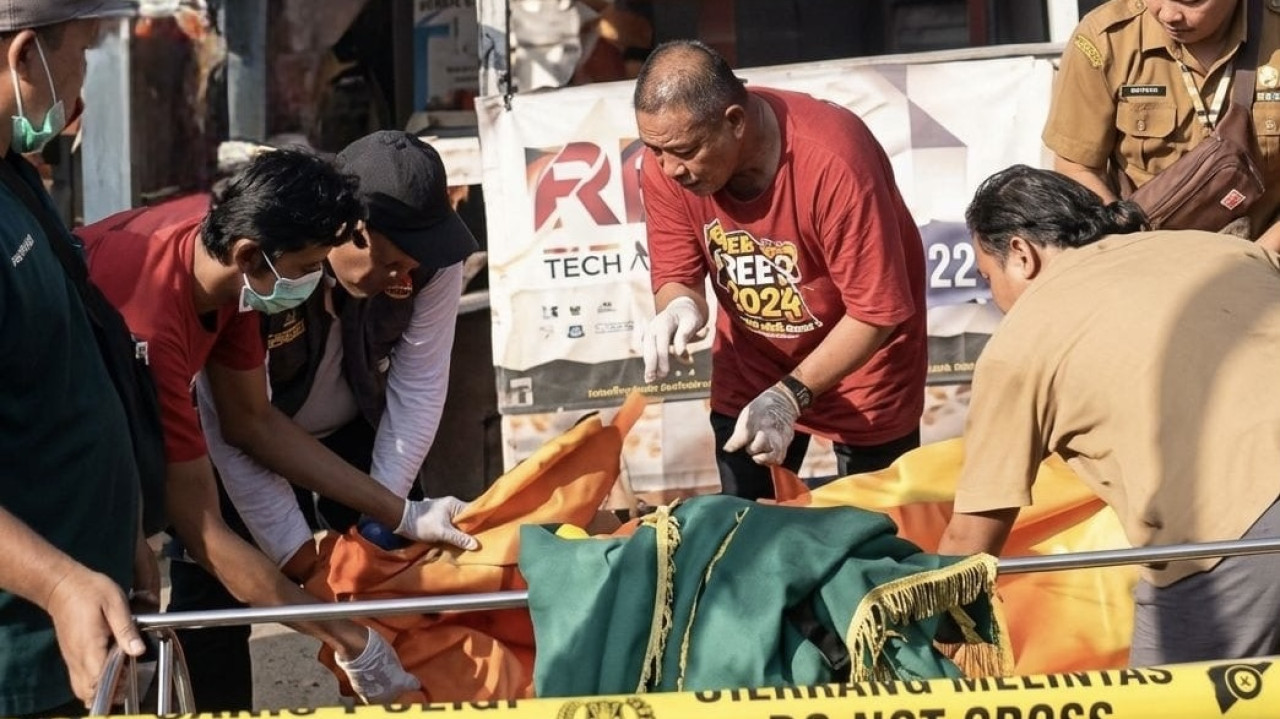 Evakuasi korban tewas di warung perempatan Pilang Probolinggo. (Foto: Polsek Kademangan/jatimnow.com)