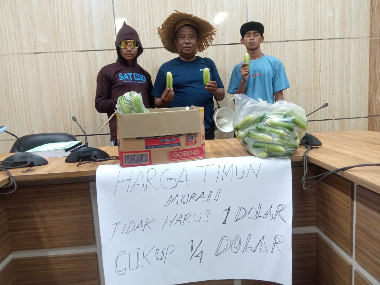 Jumantoro saat membagikan mentimun hasil panennya secara gratis kepada warga. (Foto: Sugianto/jatimnow.com)