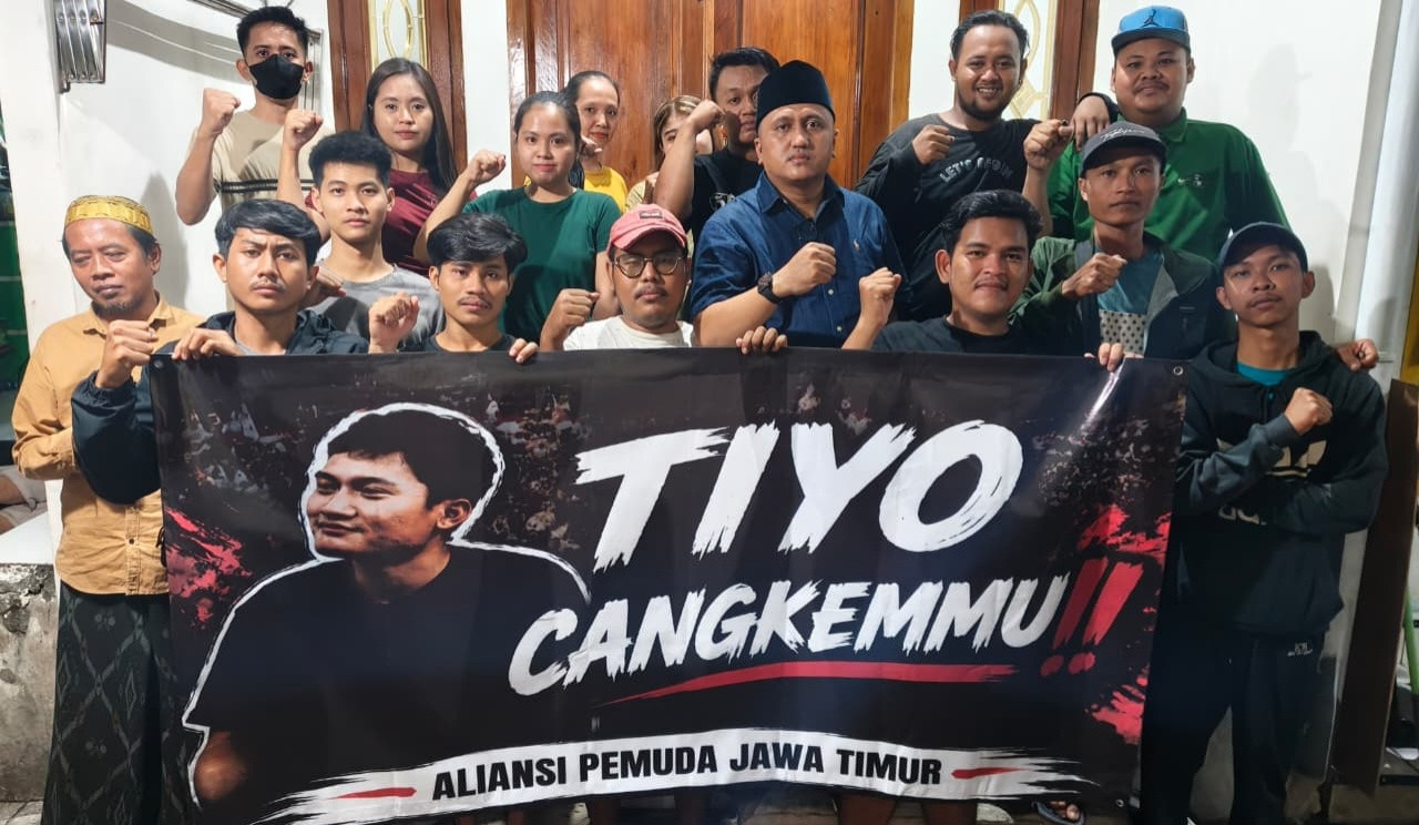Sulaiman Darwis bersama sejumlah anggota Aliansi Pemuda Jawa Timur (APJT) menyampaikan sikap boikot terhadap Ketua BEM UGM Tiyo Ardianto di Surabaya. (Foto: APJT for jatimnow.com)