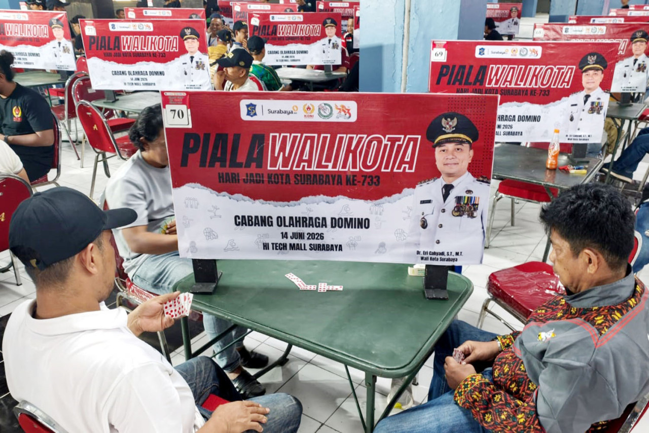 Peserta beradu strategi dalam Open Tournament Domino Piala Wali Kota Surabaya 2026 di Hi-Tech Mall Surabaya. (Foto: Ali Masduki/jatimnow.com)