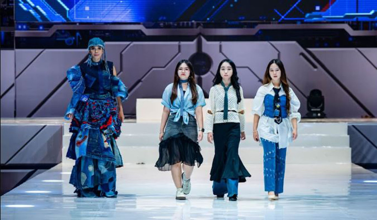 Mahasiswa FIK Ubaya melenggang di runway Asian Student Fashion Week 2026. Karya berbasis budaya dan keberlanjutan mengantarkan mereka meraih tiga penghargaan dalam kompetisi tingkat Asia. (Foto: Dok. Ubaya)