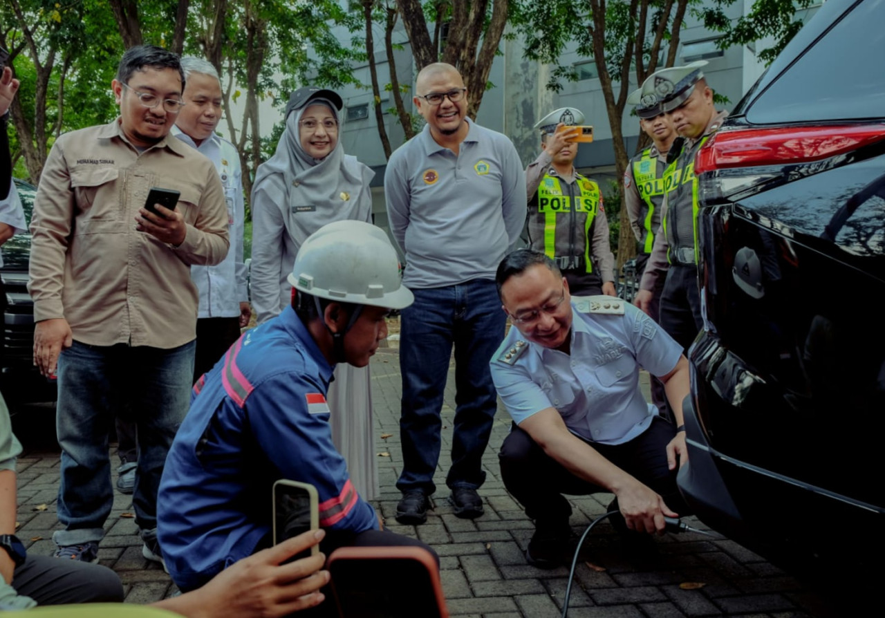 Wakil Bupati Gresik, Asluchul Alif, membuka kegiatan sekaligus mengikuti uji emisi sebagai peserta pertama di acara Peringatan Hari Lingkungan Hidup Sedunia 2026. (Foto: Diskominfo Gresik for jatimnow.com).