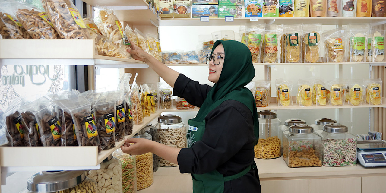 Siti Nur Afidah usahanya kian sukses setelah bergabung dalam program Kelompok Jajanan Masyarakat Sekitar (Lontar) yang digagas PT Petrokimia Gresik. (Foto: PT Petrokimia Gresik/jatimnow.com)