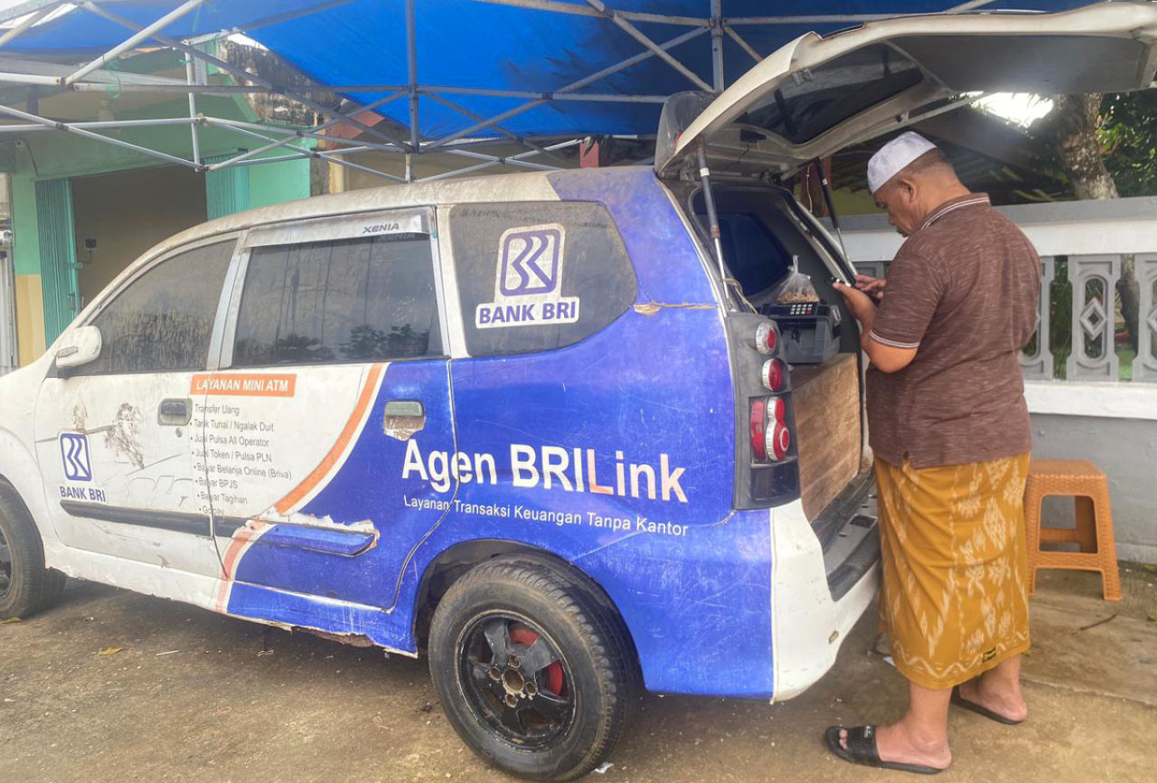 Mantan pekerja migran asal Pulau Kangean sukses menjadi Agen BRILink dan mempermudah akses keuangan warga kepulauan. (Foto: BRI for jatimnow.com)