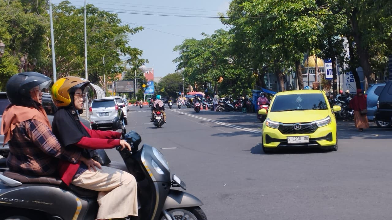 Area parkir pusat kota Lamongan, tepatnya di Alun-alun, pasar baru, dan Masjid Agung Lamongan. (Foto : Adyad Ammy Iffansah/jatimnow.com)