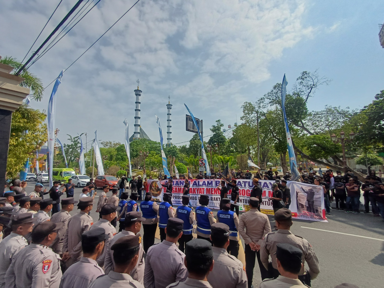 Demo Program MBG di depan kantor Pemerintah Kabupaten Lamongan.  (Foto : Adyad Ammy Iffansah/jatimnow.com)