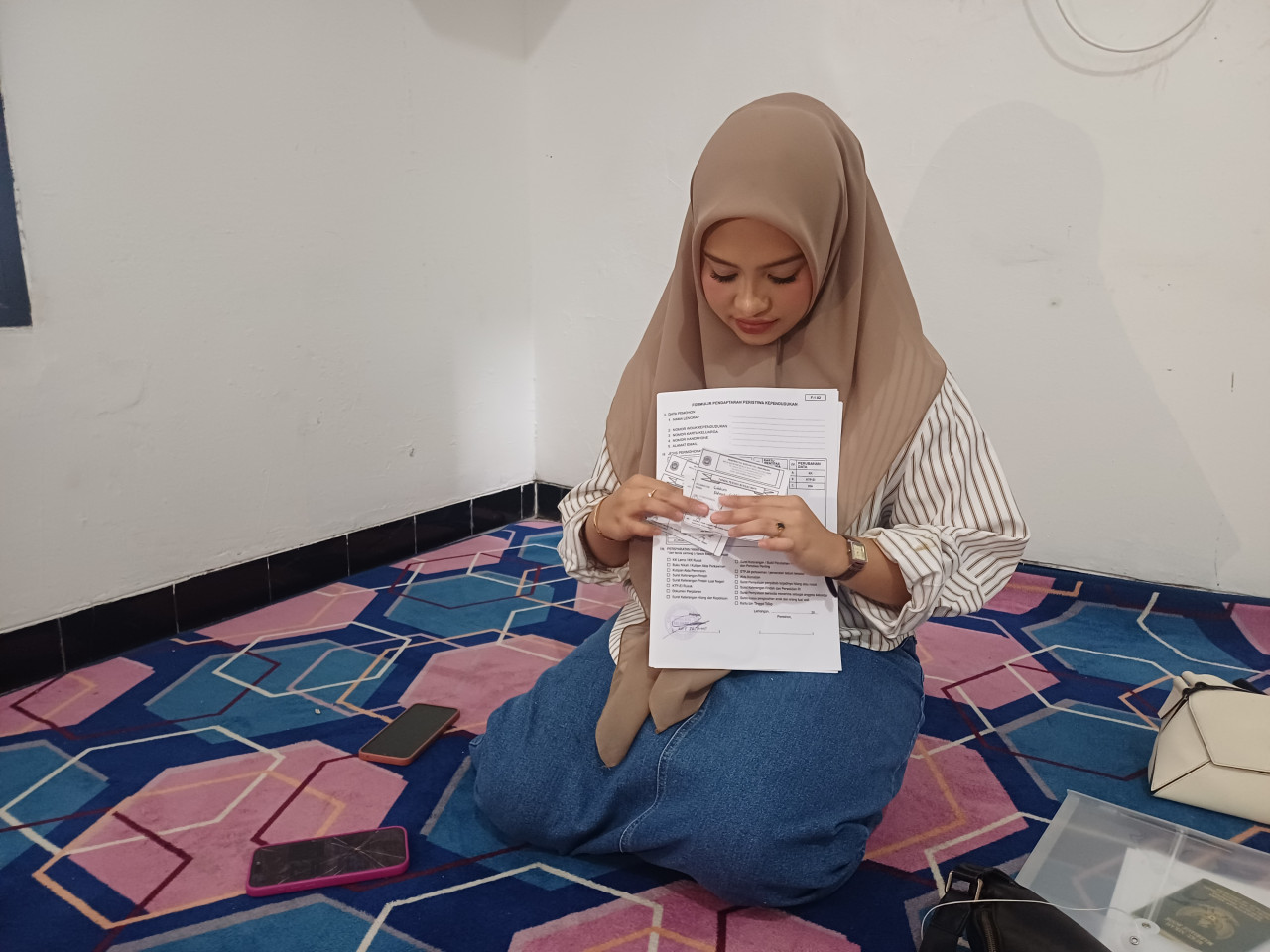 Anggota DPRD Lamongan, Meta Paramita saat menunjukan berkas pemohonan pembaruan KTP. (Foto : Adyad Ammy Iffansah/jatimnow.com)
