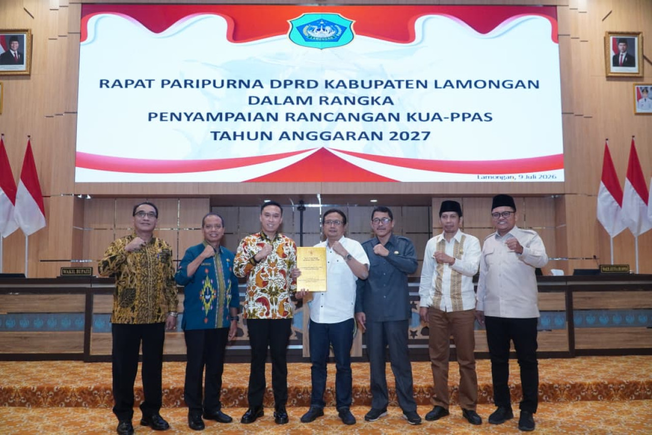 Penyerahan draf rancangan KUA-PPAS tahun 2027 kepada DPRD Lamongan. (Foto : Humas Pemkab Lamongan/jatimnow.com)