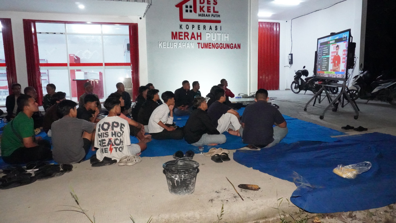 Nobar Pildun di KDMP Kelurahan Tumenggungan, Lamongan. (Foto : Humas Kodim 0812 Lamongan for jatimnow.com)