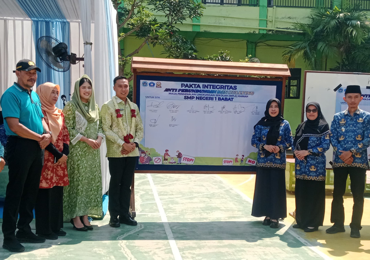 Wabup Dirham saat menutup MPLS di SMP Negeri 1 Babat Lamongan. (Foto : Adyad Ammy Iffansah/jatimnow.com)