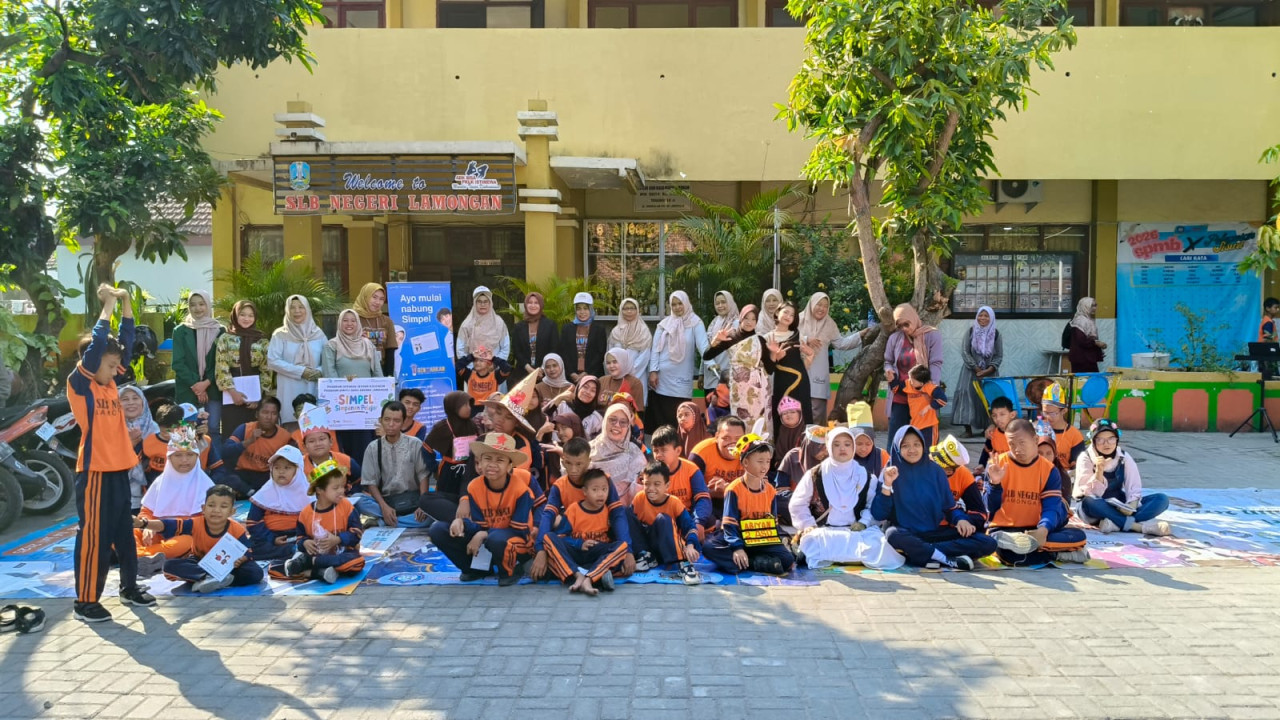 Kegiatan jemput bola Bank Daerah Lamongan ke sekolah sosialisasilan Program Simpel. (Foto : Adyad Ammy Iffansah/jatimnow.com)