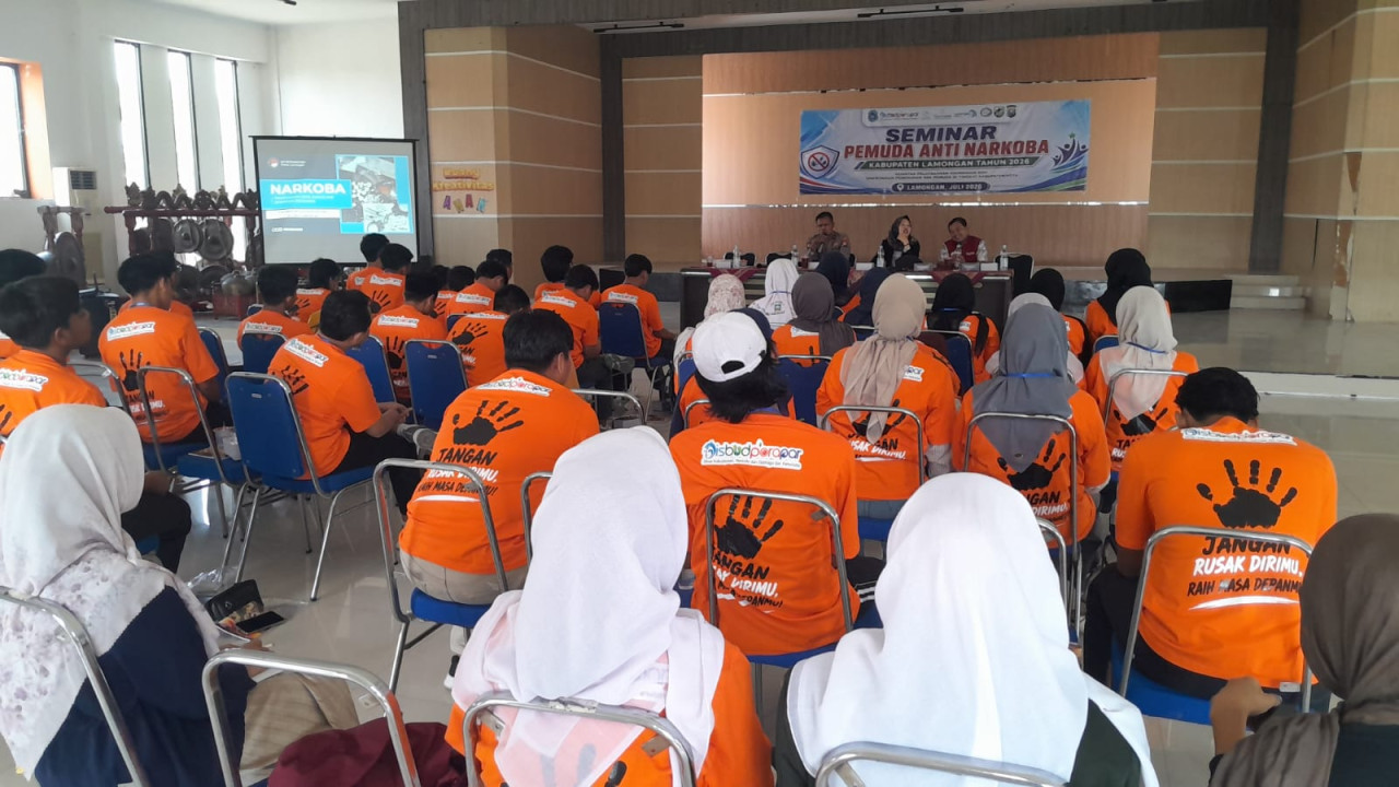 Pemuda Lamongan saat mengikuti seminar anti korupsi di aula kantor Disparbudporapar.  (Foto : Adyad Ammy Iffansah/jatimnow.com)