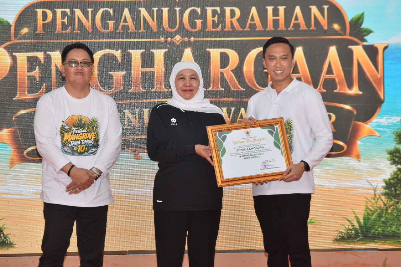 Penghargaan pengelolaan mangrove oleh Gubernur Jatim Khofifah Indar Parawansa kepada Wabup Lamongan Dirham Akbar Aksara. (Foto : Humas Pemkab Lamongan for jatimnow.com)