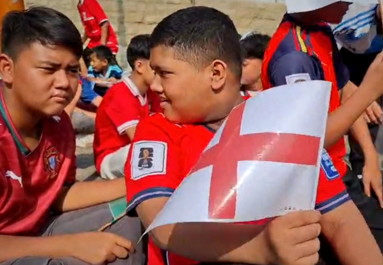 Seorang siswa SMP Muhammadiyah 12 GKB Gresik mengenakan jersey Timnas Inggris saat mengikuti MPLS, Senin (13/7/2026). (Foto: Eshade for Jatimnow.com)