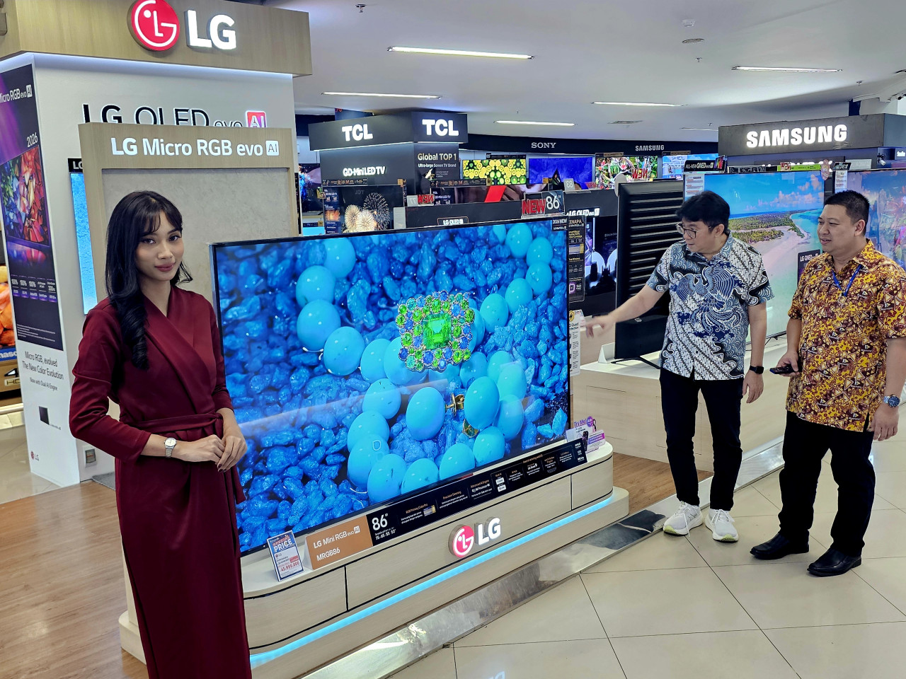 Iwan Sutanto (dua-kanan) saat menunjukkan koleksi terbaru TV LG di Surabaya (foto: Ni'am/jatimnow.com)