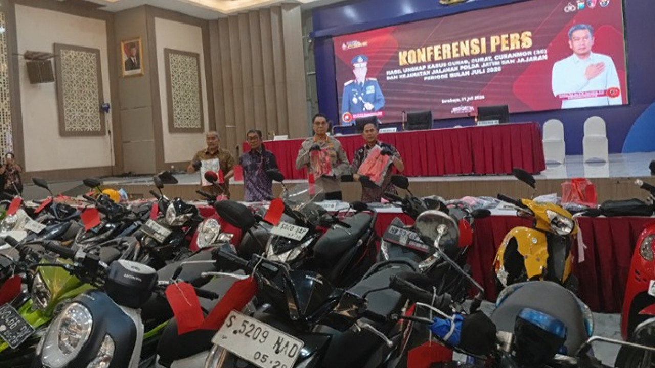 Direskrimum Polda Jatim, Kombes Pol. Roy Hutton Marulamrata Sihombing, S.I.K., dan Kabid Humas Polda Jatim, Kombes Pol. Jules Abraham Abast, S.I.K., menunjukkan barang bukti kejahatan. (Foto: Sujianto/jatimnow.com)