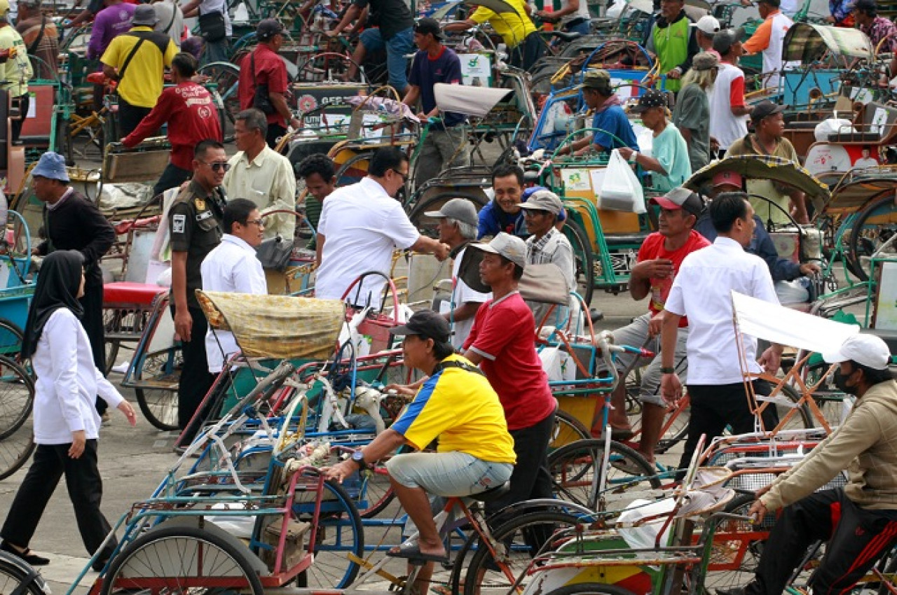 Direksi dan jajaran PT Petrokimia Gresik (Persero), saat menyapa ratusan abang becak di GOR Tri Dharma, Gresik. (Foto: Sahlul Fahmi/jatimnow com)
