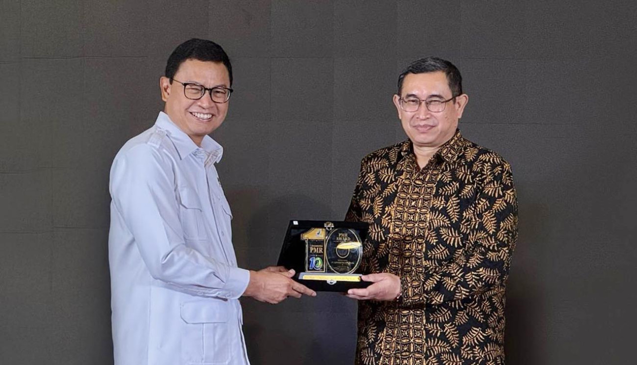 Kepala BPOM RI Taruna Ikrar menyerahkan PMR Award 2026 kepada Direktur PT Ajinomoto Indonesia, Hermawan Prajudi, dalam Forum Koordinasi Nasional Pangan Steril Komersial 2026. (Foto: Corcom for jatimnow.com)