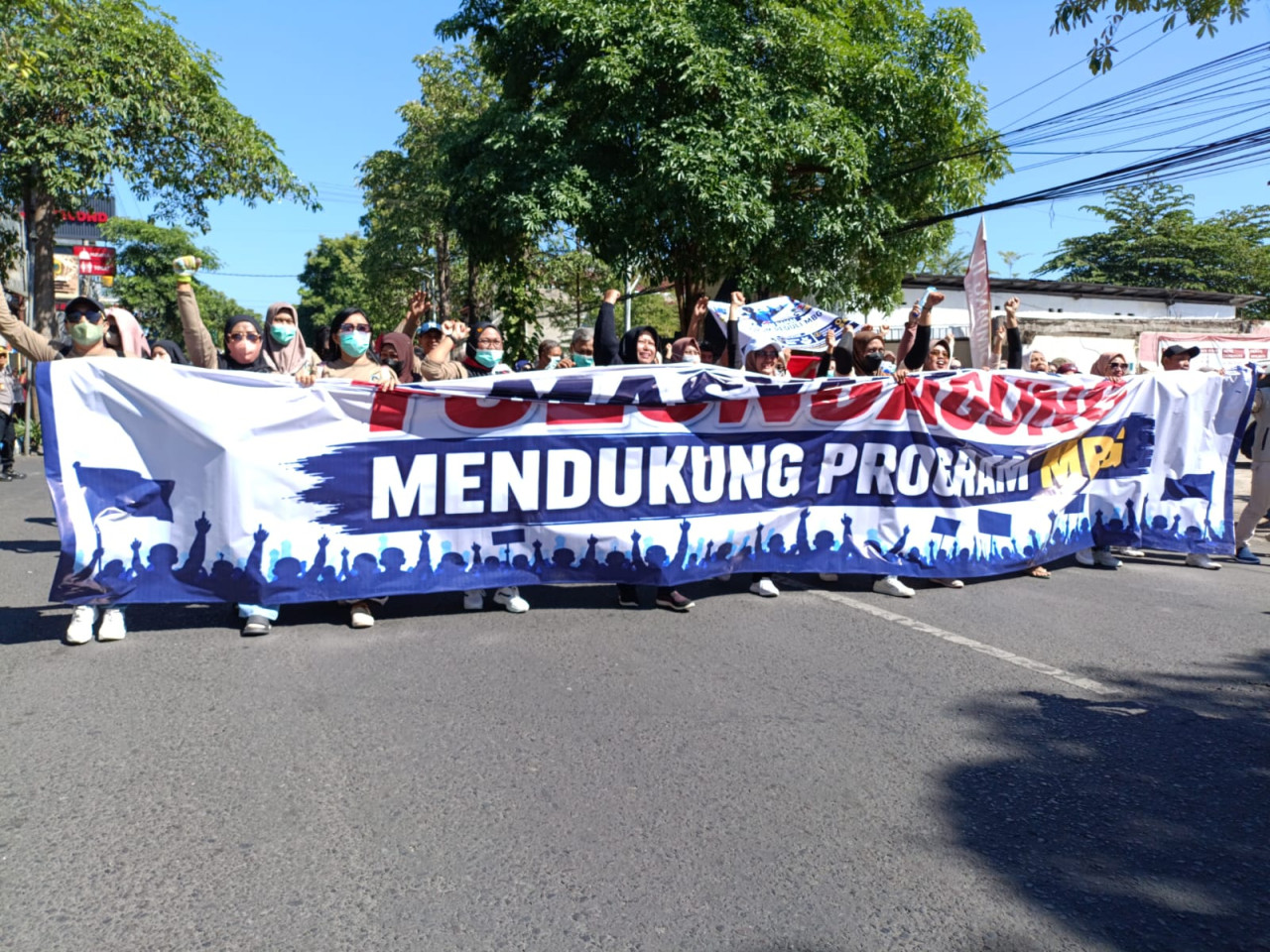 Aksi damai mendukung keberlanjutan program MBG di Tulungagung. (Foto: Bramanta/jatimnow.com)