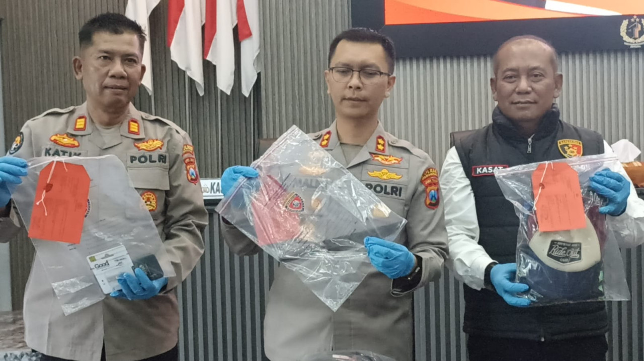 Polisi menunjukkan barang bukti penganiayaan di Trenggalek. (Foto: Polres Trenggalek for jatimnow.com)