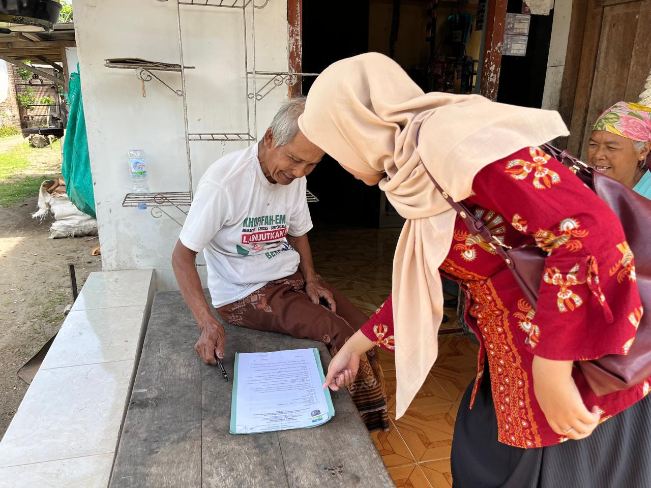 Tim melakukan home visit atau kunjungan ke rumah calon penerima. (Foto: Pemkab Kediri/jatimnow.com)