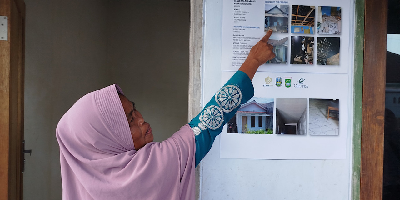 Warga menunjukkan hasil bedah rumah dalam Program Gotong Royong Merah Putih. (Foto: Aris/jatimnow.com)