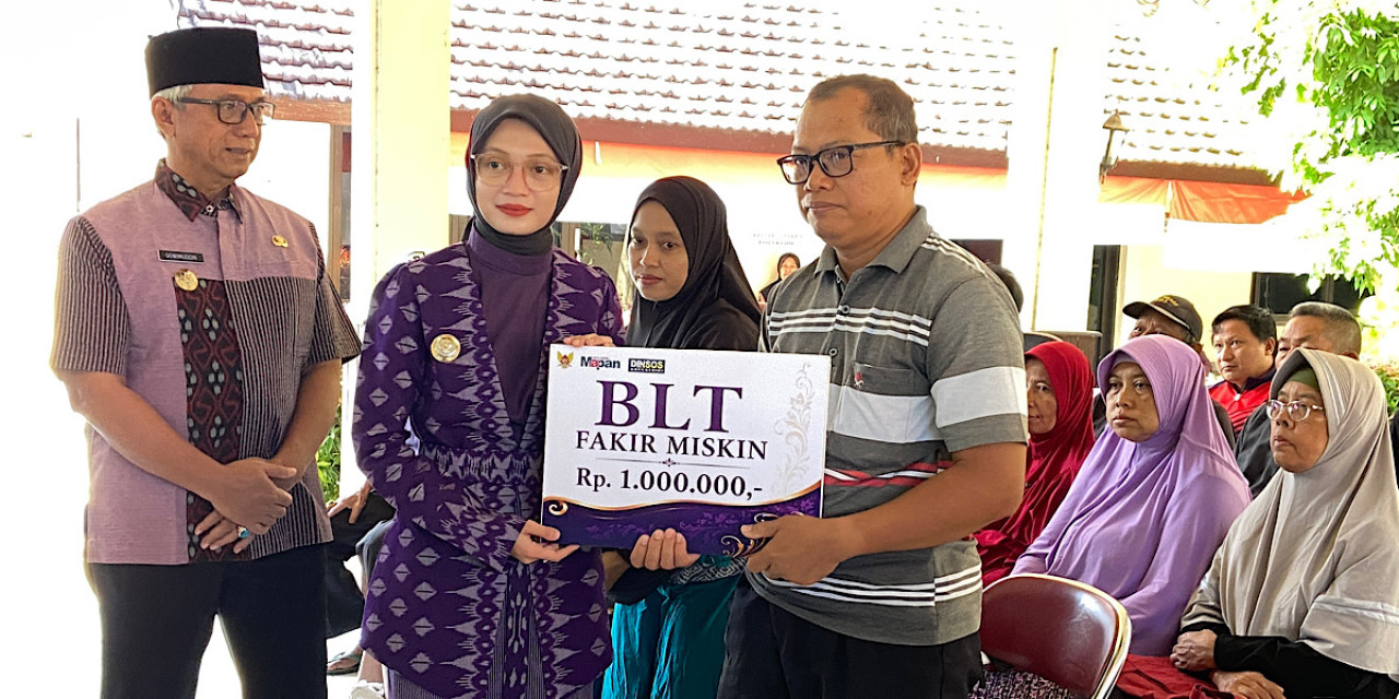 Mbak Vinanda menyerahkan bantuan secara simbolis kepada penerima manfaat. (Foto: Yanuar Dedy/jatimnow.com)