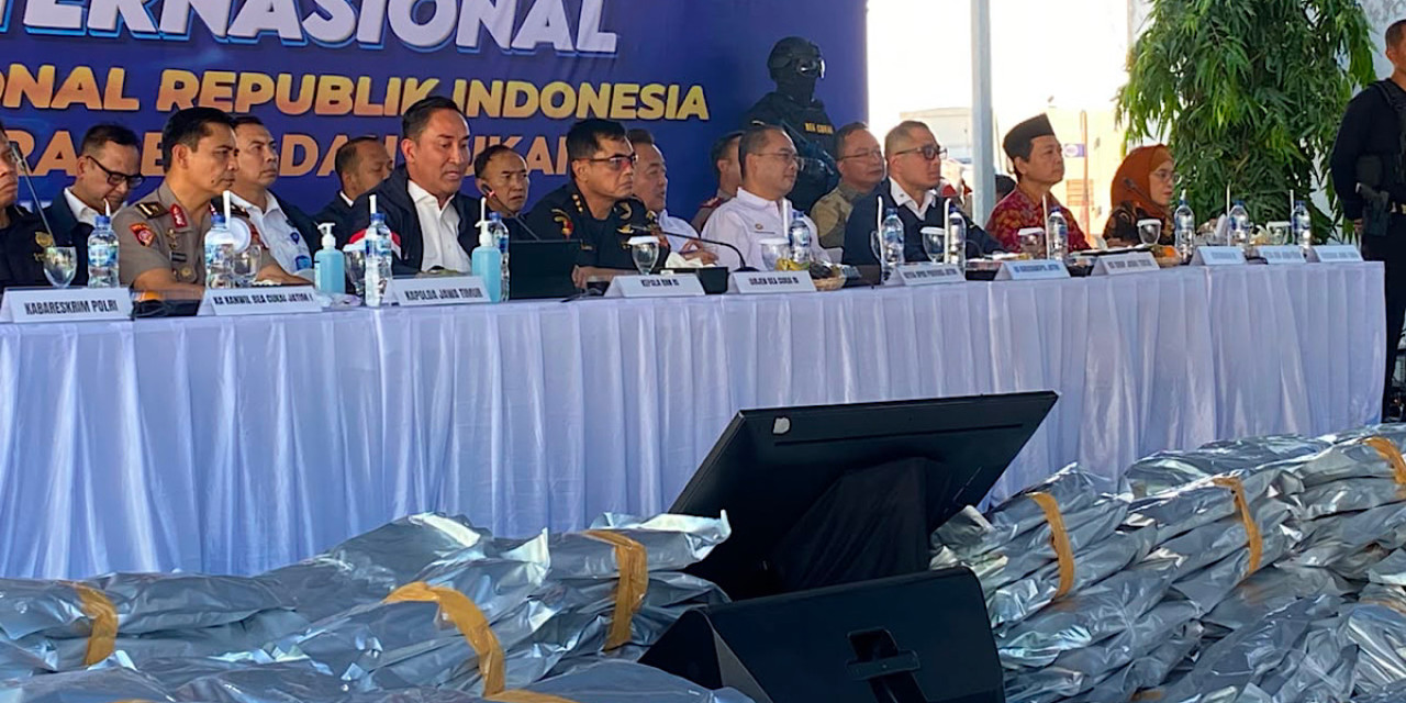 Kepala BNN RI Komjen Suyudi Ario Seto menunjukkan barang bukti saat konferensi pers di Gresik. (Foto: Humas BNN RI for jatimnow.com)