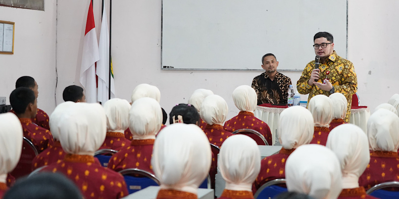 Bupati Kediri Hanindhito Himawan Pramana saat menyapa siswa-siswi baru SMA Dharma Wanita 1 Pare Boarding School. (Foto: Pemkab Kediri/jatimnow.com)
