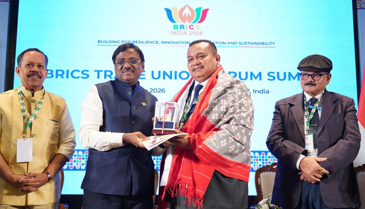 William Yani Wea dan Ditha Julieta, delegasi KSPSI AGN, menghadiri penutupan BRICS Trade Union Forum ke-15 di Hyderabad, India. (Foto: KSPSI AGN for jatimnow.com)