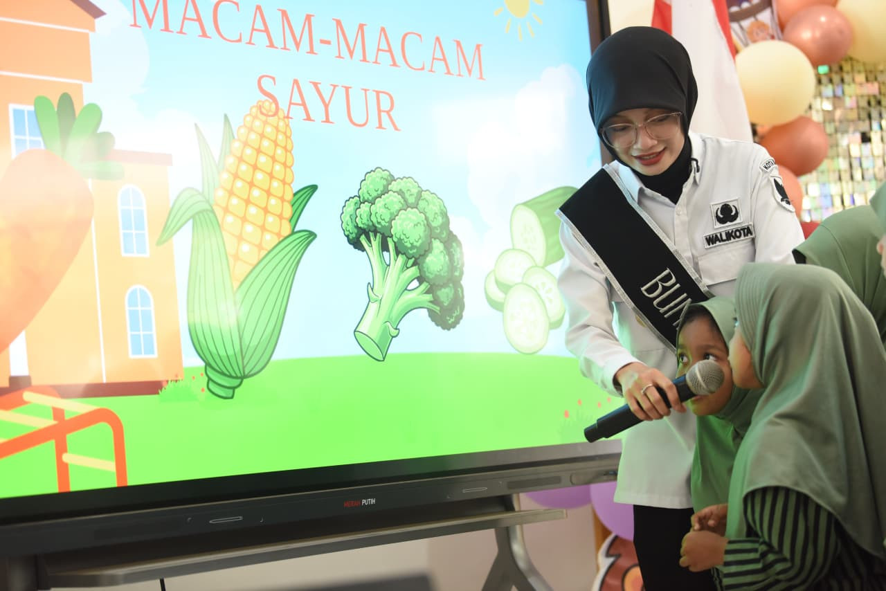 Bunda PAUD Kota Kediri menjadi guru sehari dalam Gerakan Inspirasi Bunda PAUD Mengajar Sehari (IBUJARI) di TK Dharma Wanita Tempurejo I. (Foto: Pemkot Kediri/jatimnow.com)