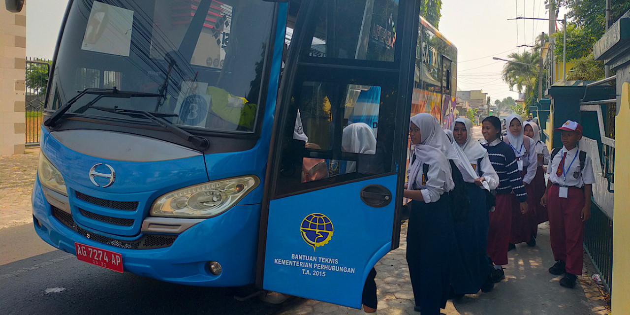 Suasana hari pertama sekolah, sejumlah siswa  di Kota Kediri naik Bus Sekolah. (Foto: Pemkot Kediri/jatimnow.com)