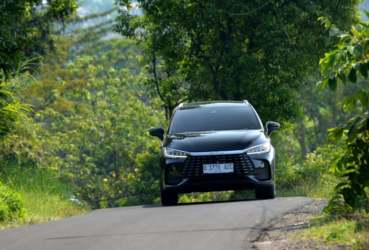Kawasan Prigen, Pasuruan, menjadi laboratorium alami untuk menguji mobil hybrid BYD. (Foto: Deni for jatimnow.com)