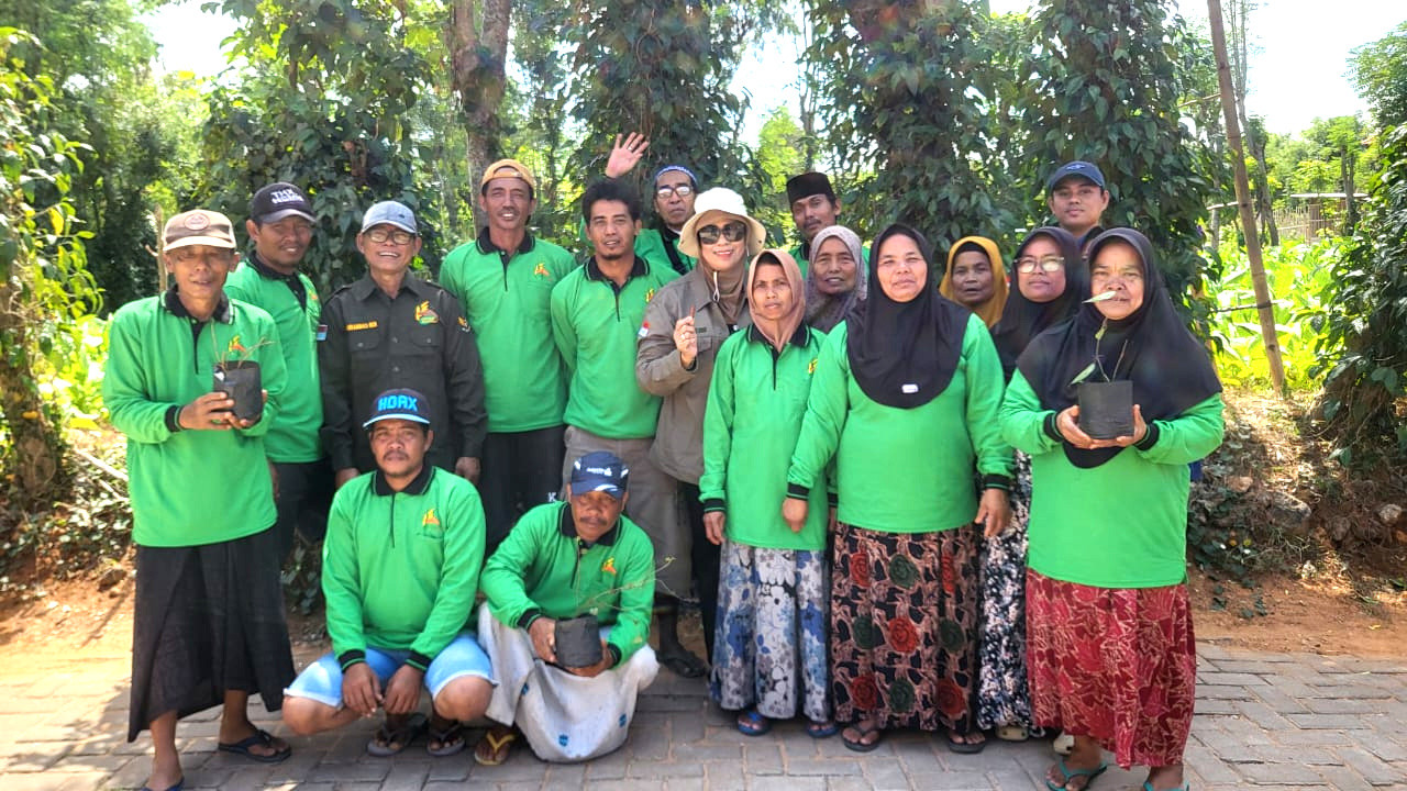 Ketua Umum STI SDT, Sumaria Daeng Toba, berfoto bersama petani cabe jamu saat kunjungan ke Sumenep, Madura, pada Rabu (29/7/2026). (Foto: Lukman for jatimnow.com)