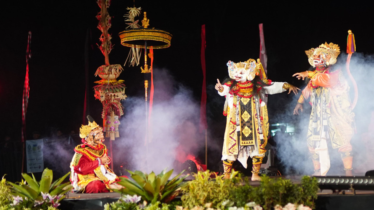 Sastra Saraswati Sewana Yatra di pelataran Candi Tegowangi. (Foto: Pemkab Kediri/jatimnow.com)