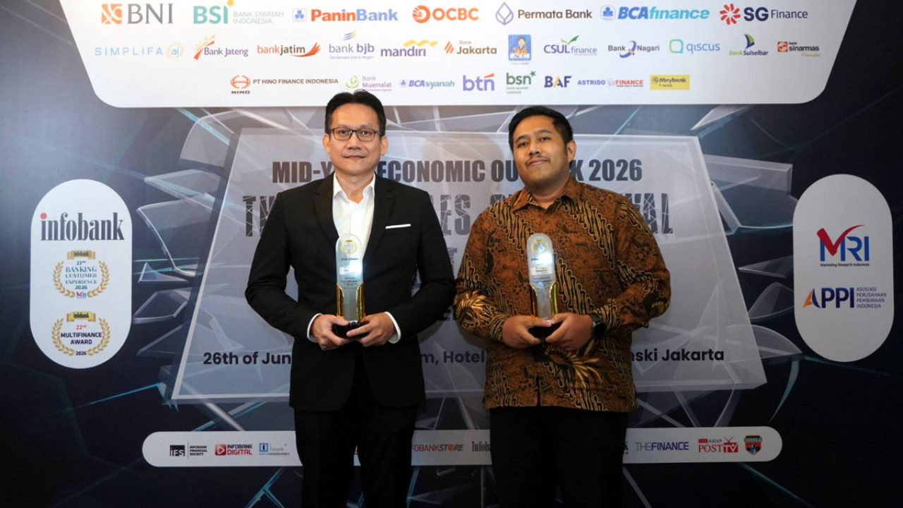 Penerimaan penghargaan diwakili oleh Branch & People Management Head Danamon Yusno Kadino (kiri) dan Product & Portfolio Management Unit Head Danamon Galih Agung Permadi. (Foto: Danamon for jatimnow.com)
