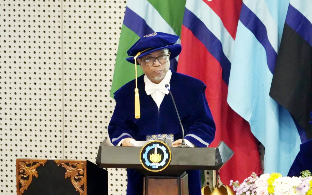 Guru Besar ke-251 ITS Prof Data Iranata ST MT PhD saat menyampaikan orasi ilmiahnya pada upacara Pengukuhan Profesor ITS. (Foto: Humas ITS for jatimnow.com)