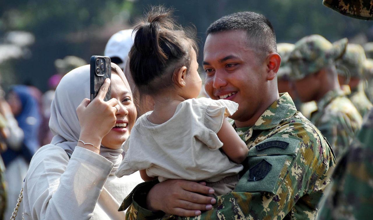 Seorang peserta bertemu kembali dengan keluarganya usai menyelesaikan pendidikan dan pelatihan. (Foto: Ainul Yakin for jatimnow.com)