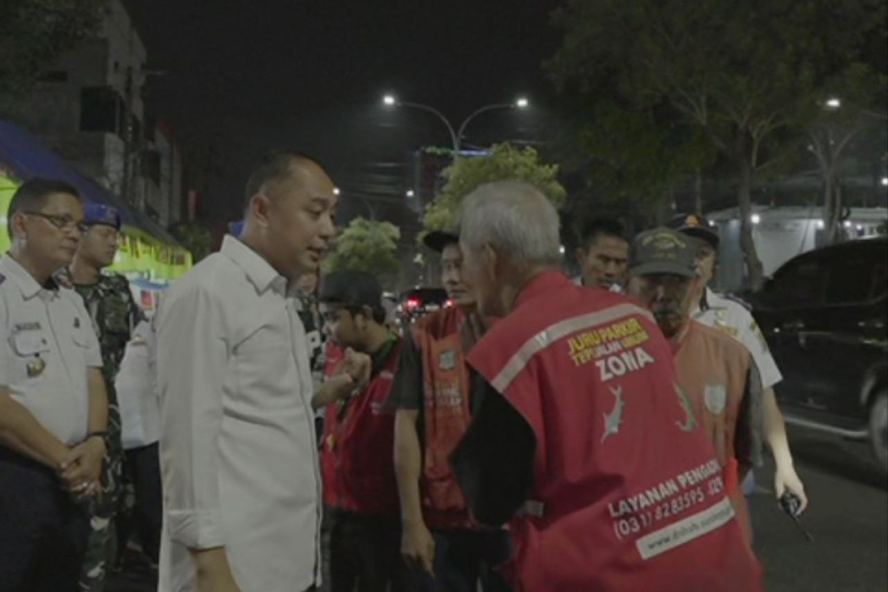 Eri Cahyadi (kiri) saat sidak parkir digital (foto: Kominfo Surabaya for jatimnow.com)