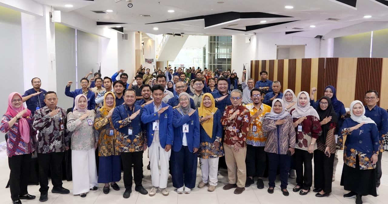 Sebanyak 125 peserta dan 25 ketua tim TEP ITS yang tergabung dalam Tim Ekspedisi Patriot 2025 siap diberangkatkan ke 8 kawasan transmigrasi di Indonesia. (Foto: Humas ITS for jatimnow.com)