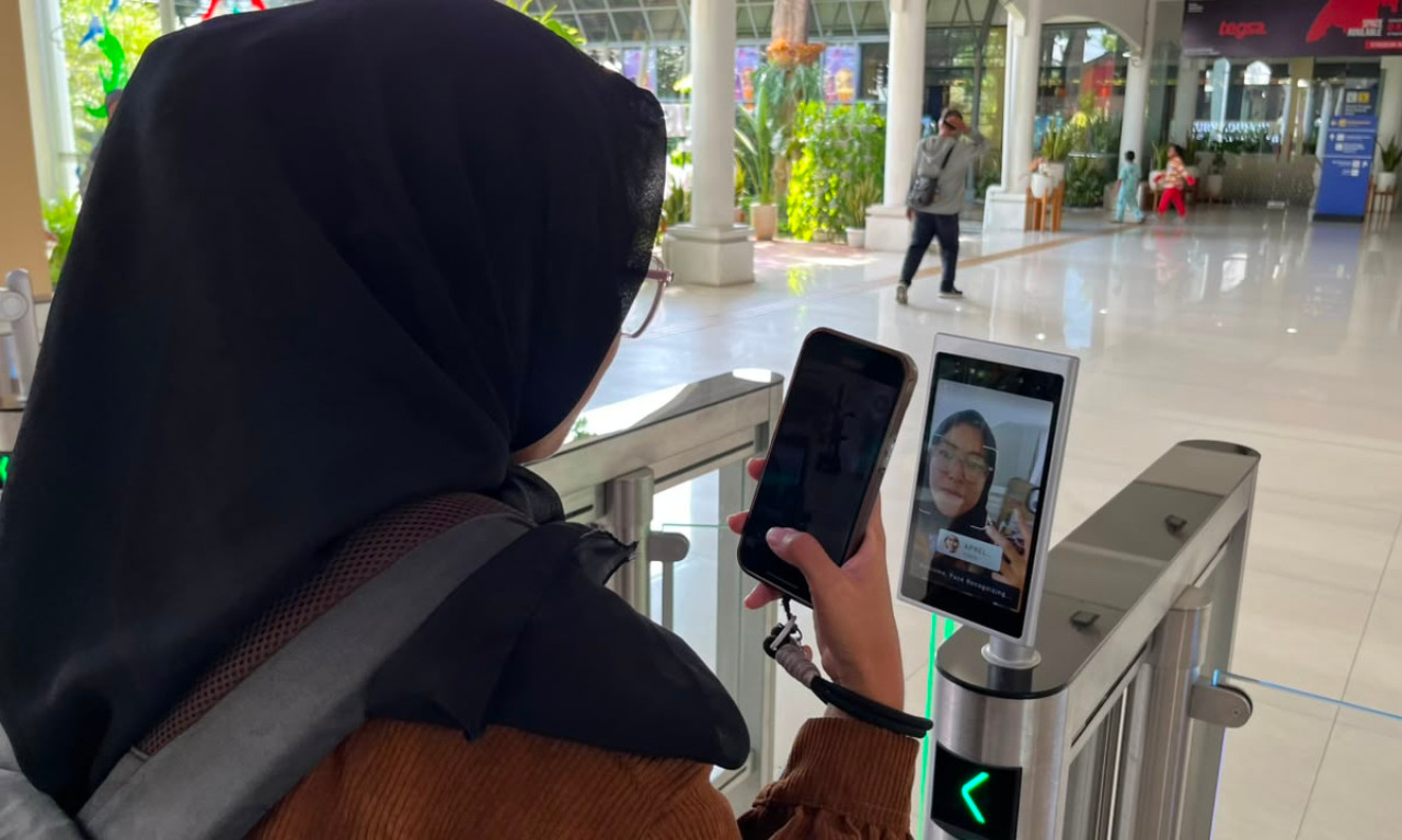 Pengguna face recognition di stasiun KAI Daop 8 Surabaya. (KAI Daop 8 Surabaya for jatimnow.com)