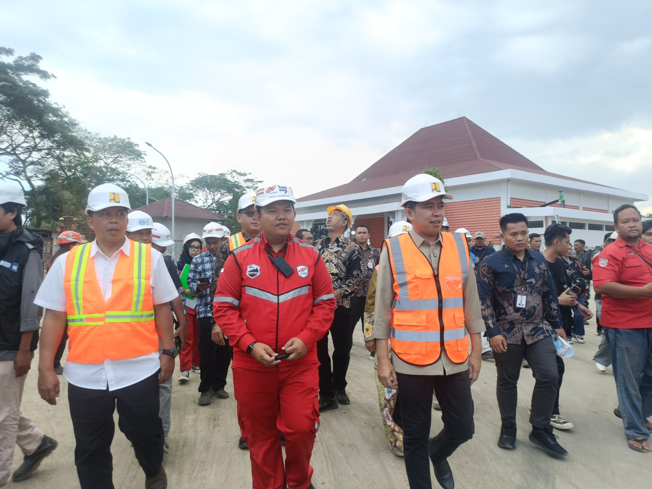 Bupati Jember Muhammad Fawait saat meninjau progres pembangunan sekolah rakyat. (Foto: Sugianto/jatimnow.com)