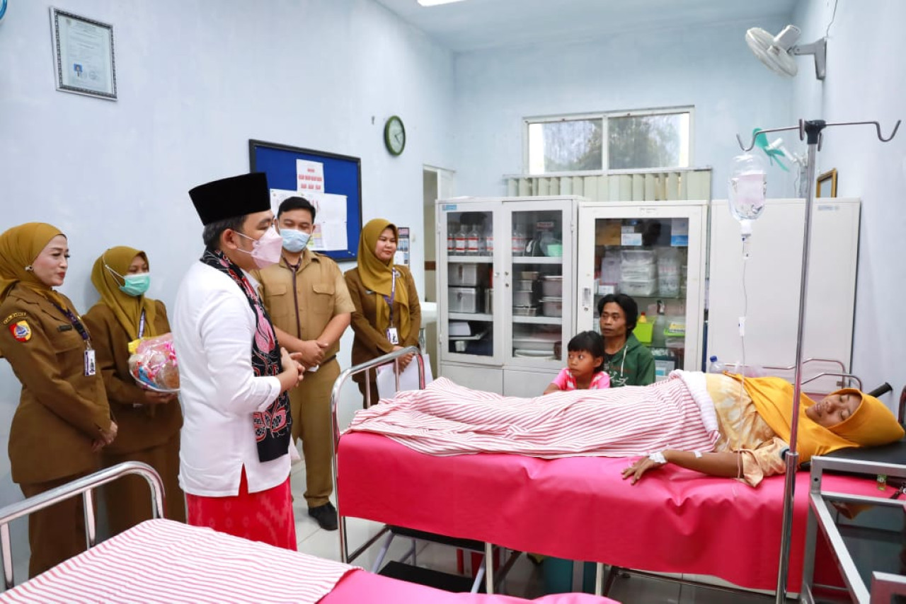 Bupati Jember Muhammad Fawait saat meninjau Puskesmas Sumberbaru. (Foto: Diskominfo Jember/jatimnow.com)