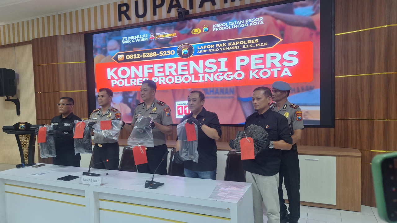 Konferensi pers kasus pembunuhan manusia silver di Gedung Rupatama Polres Probolinggo Kota, Kamis (30/7/2026). (Foto: Ide Farid Nasution/ jatimnow.com)