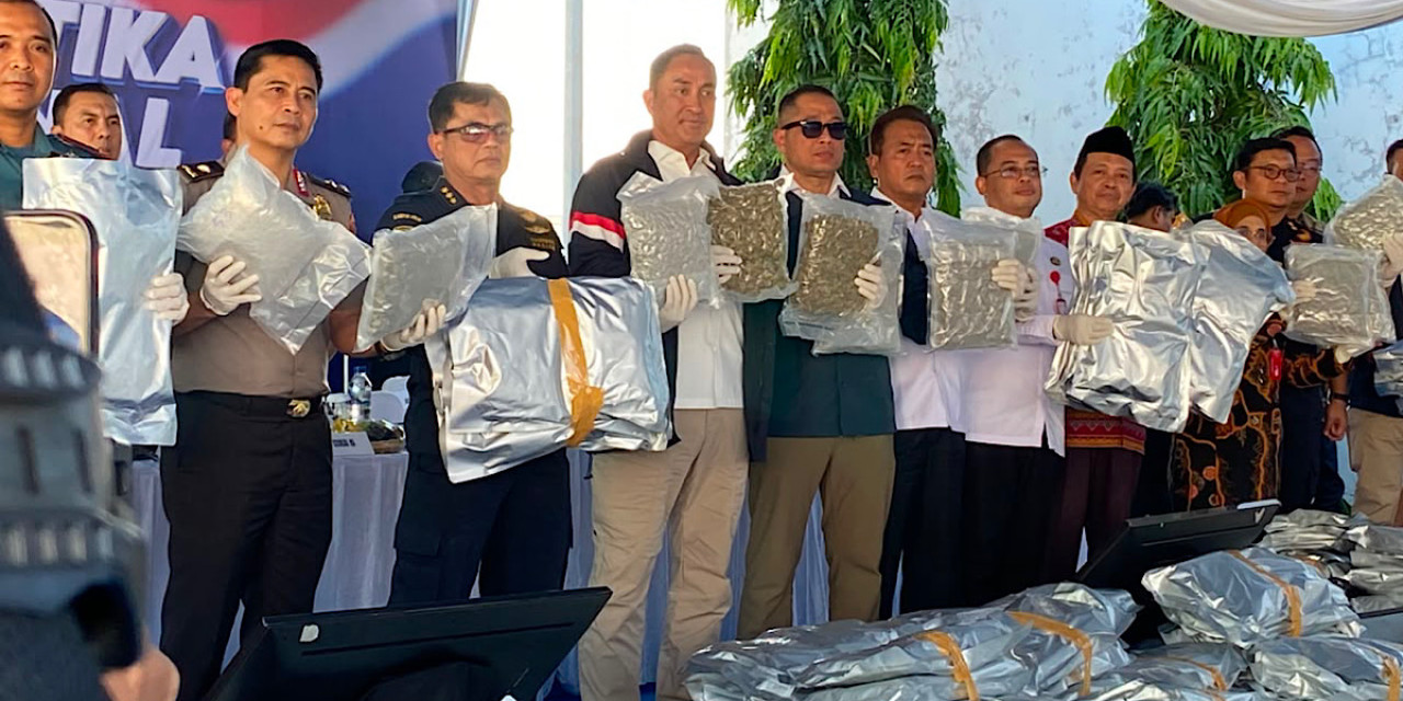 Kepala BNN RI Komjen Suyudi Ario Seto menunjukkan barang bukti saat konferensi pers di Gresik. (Foto: Humas BNN RI for jatimnow.com)