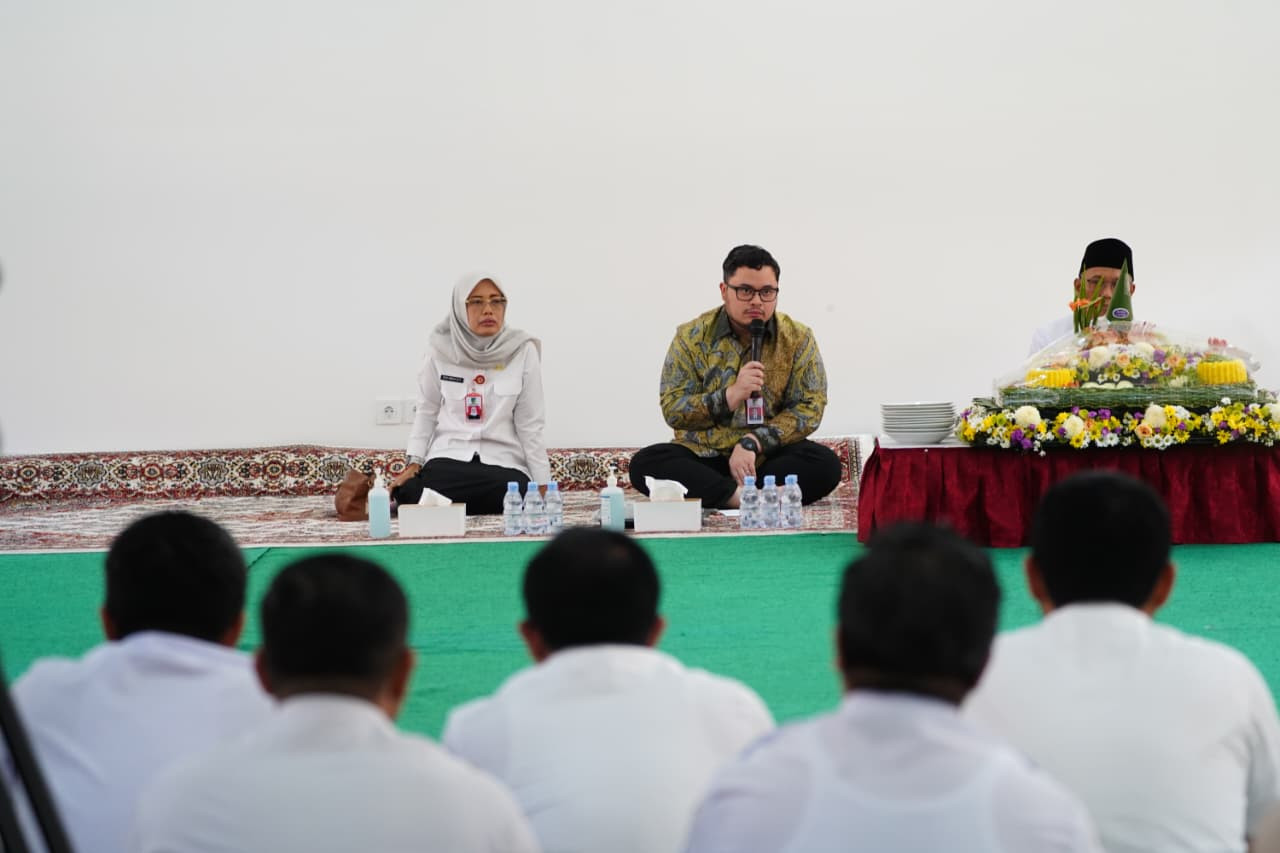 Bupati Kediri Hanindhito Himawan Pramana pimpin doa bersama, santunan anak yatim, serta syukuran potong tumpeng. (Foto: Pemkab Kediri/jatimnow.com)
