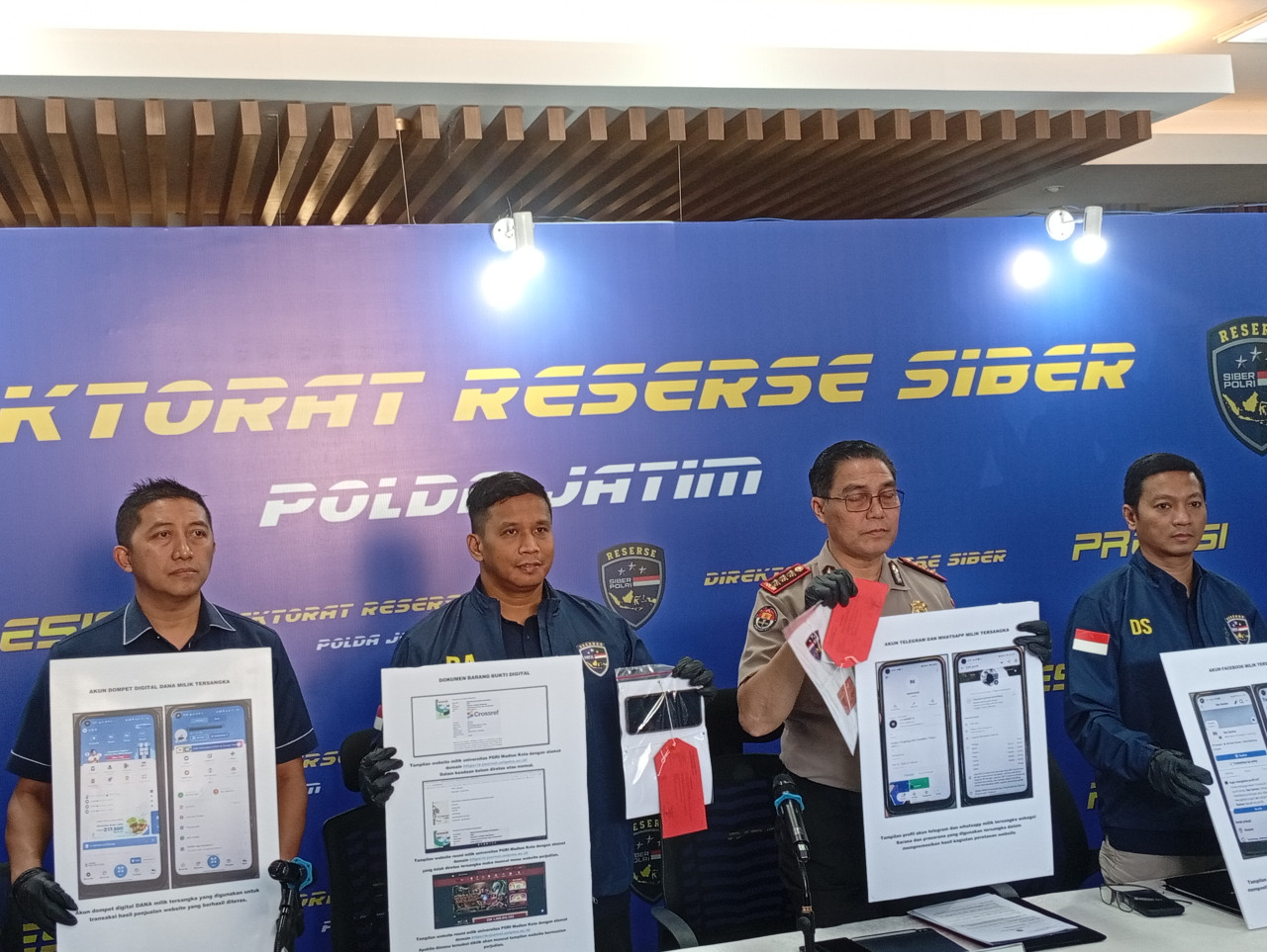 Direktur Reserse Siber Polda Jatim, Kombes Pol Bimo Aryanto saat menunjukkan barang bukti. (Foto: Sujianto/jatimnow.com)